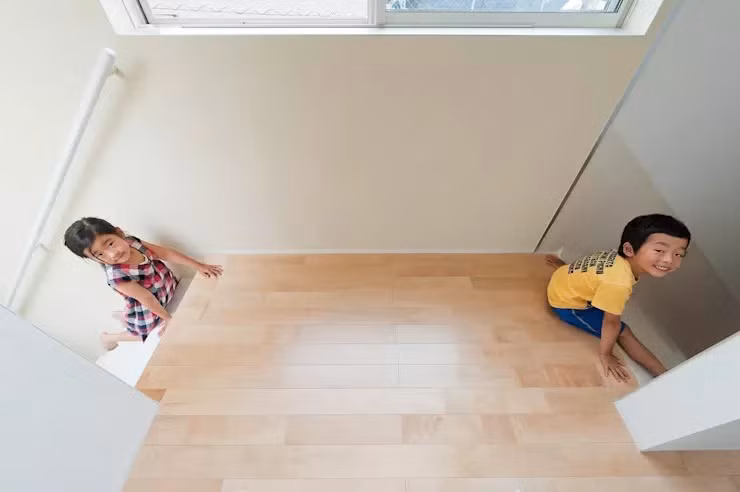 Cầu thang? Hay cầu trượt? Ta có thể dễ dàng nhận thấy sự thích thú hiện rõ trên khuôn mặt trẻ. Thông thường, việc leo cầu thang sẽ khiến trẻ cảm thấy mệt mỏi nhưng không, trong thiết kế này, trẻ lại vô cùng thích thú bởi trẻ biết rằng, sự vất vả mà mình vừa trải qua sẽ được đánh đổi với cuộc vui thú vị trên chiếc cầu trượt tưởng chừng như vô tận.