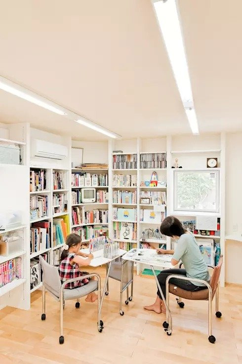 Không gian học tập cho cả cha mẹ và bé Tại đây, trong khi cha mẹ làm việc, trẻ cũng hoàn toàn có thể học bài hoặc làm những việc mình yêu thích. Sách vở, đồ dùng học tập hay các thiết bị hỗ trợ đều được trang bị đầy đủ, trẻ có thể thoải mái làm những điều mình thích mà vẫn có cơ hội trò chuyện với cha mẹ giúp gắn kết thêm tình cảm gia đình.