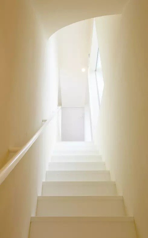 Bắt đầu khám phá không gian bên trong Đặt chân vào ngôi nhà bạn sẽ thấy sự xuất hiện của cầu thang với sắc trắng bao phủ hoàn toàn, từ trần, các bậc cầu thang cho đến hai bên tường. Thiết kế đơn giản có thể thấy trong nhiều căn nhà khác song đó chưa phải là tất cả bởi vì chiếc cầu trượt. Cầu trượt lớn bên trong một ngôi nhà ư? Nghe có vẻ phi thực tế song đây chính là điểm độc đáo mà bạn không thể tìm thấy trong bất kỳ thiết kế nào khác. Không phải những chiếc cầu trượt nhỏ trong khu trò chơi mà tại đây, cầu trượt chính là vật kết nối giúp liên kết các tầng, các không gian trong ngôi nhà này.