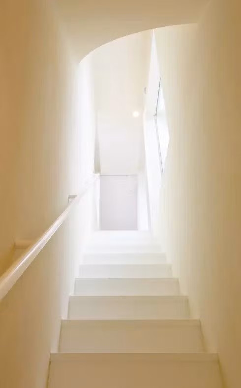 Bắt đầu khám phá không gian bên trong Đặt chân vào ngôi nhà bạn sẽ thấy sự xuất hiện của cầu thang với sắc trắng bao phủ hoàn toàn, từ trần, các bậc cầu thang cho đến hai bên tường. Thiết kế đơn giản có thể thấy trong nhiều căn nhà khác song đó chưa phải là tất cả bởi vì chiếc cầu trượt. Cầu trượt lớn bên trong một ngôi nhà ư? Nghe có vẻ phi thực tế song đây chính là điểm độc đáo mà bạn không thể tìm thấy trong bất kỳ thiết kế nào khác. Không phải những chiếc cầu trượt nhỏ trong khu trò chơi mà tại đây, cầu trượt chính là vật kết nối giúp liên kết các tầng, các không gian trong ngôi nhà này.