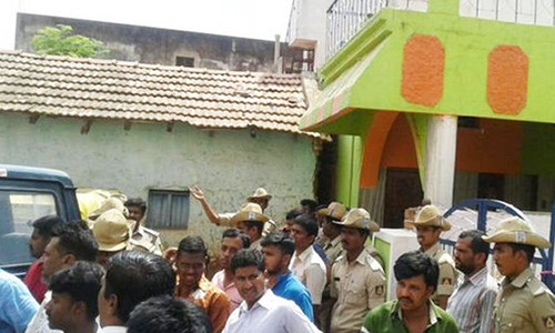 Đám đông tụ tập bên ngoài nhà hung thủ để lên án hành vi mất nhân tính của hắn.