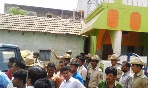 Đám đông tụ tập bên ngoài nhà hung thủ để lên án hành vi mất nhân tính của hắn.