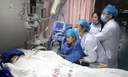 Bác sĩ hô hấp Zhao Bianxiang, 43 tuổi, được cấp cứu trên giường bệnh.
