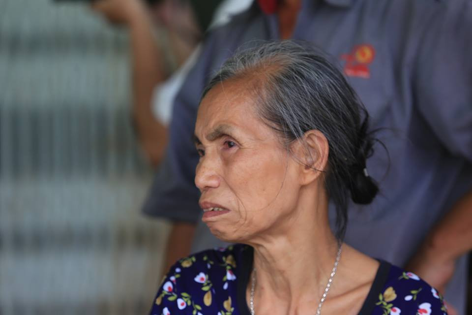 Me gia khoc thuong cap vo chong tu nan o khu tro cua ong Hiep 