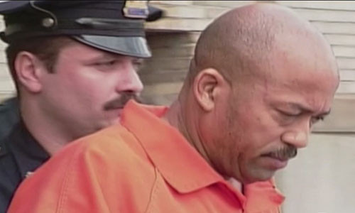 Austin Garcia bước ra khỏi tòa án trong ngày xét xử.