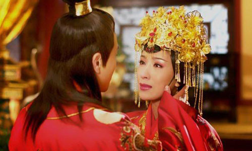 Trong những lúc chán chường nhất, thái tử chỉ có cung nữ Vạn Trinh Nhi luôn ở bên túc trực và hầu hạ. Nàng vừa như một người mẹ, một người hầu, lại như một người bạn tâm giao. (Ảnh minh họa)