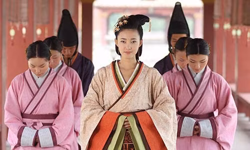 Lanh nguoi thu doan tan nhan va cuoc chien ngam cua cac phi tan xua