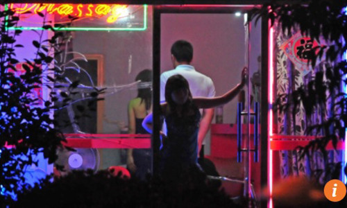 Nhiều tiệm mát xa dọc các xa lộ Mỹ là những ổ mại dâm trá hình.