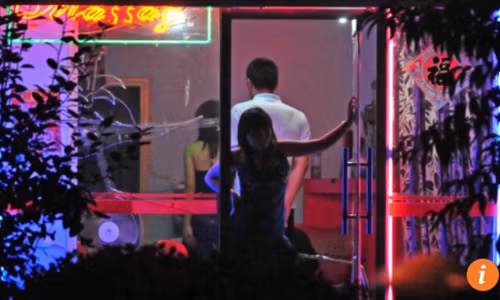 Nhiều tiệm mát xa dọc các xa lộ Mỹ là những ổ mại dâm trá hình.