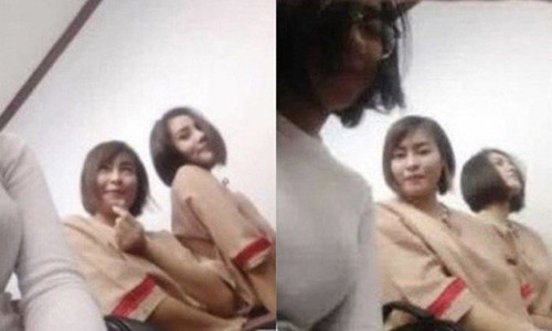 Ngồi trong phòng xét xử mà vẫn vui vẻ chụp ảnh.