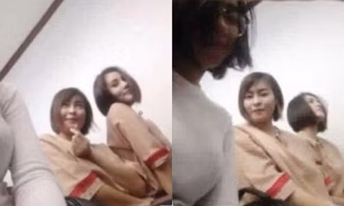 Ngồi trong phòng xét xử mà vẫn vui vẻ chụp ảnh.