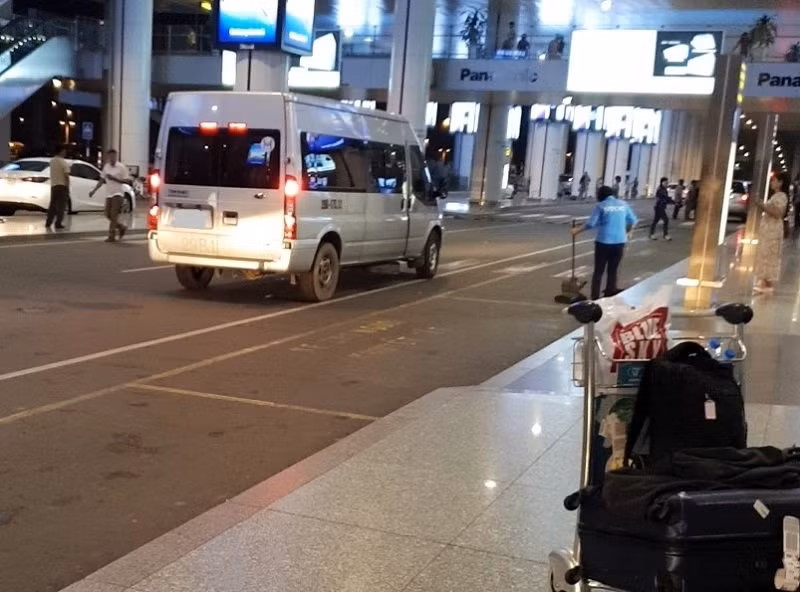 Chiếc xe 16 chỗ ''cướp'' du khách Chandan ngay trước mắt chúng tôi tại Sân bay Quốc tế Nội Bài.