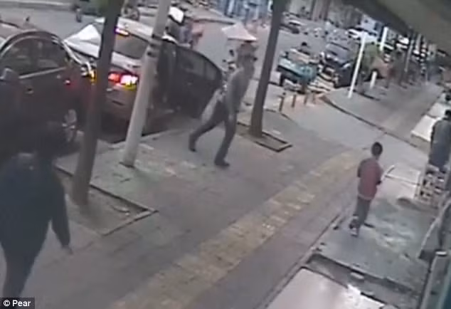 Cậu bé đang đi trên đường vui vẻ thì bất ngờ bị một người đàn ông tập kích.