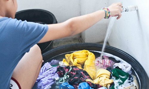 Để chồng mua máy giặt, chị Hoài phải dùng kế cứ nhà có khách là mang quần áo ra giặt tay và đi phơi. Ảnh minh họa