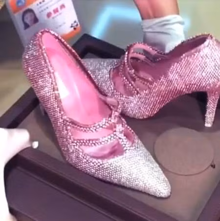 Doi giay nam kim cuong hong choe gia 101 ty dong