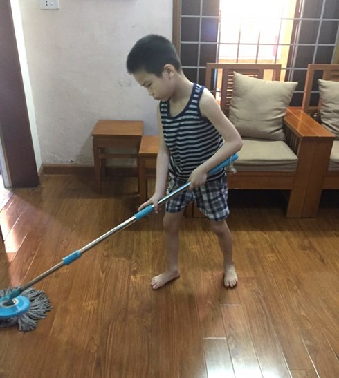 Trong thời gian con trai lớn nấu cơm thì con trai bé của chị Hằng sẽ lau nhà.