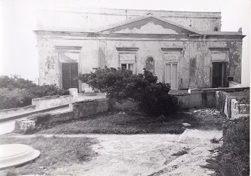 Ngôi biệt thự được xây dựng trên đảo sau khi vị ẩn sĩ rời đi.