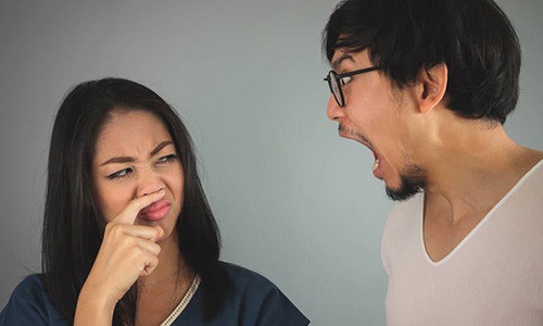 Chàng trai bị hôi miệng do nhiễm HP (Ảnh minh họa)