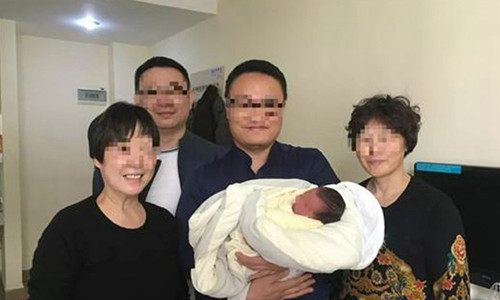 Ông bà hai bên bế cháu trai vừa chào đời.