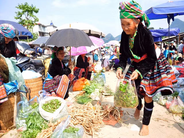 Đa số các chủ gian hàng đều là người dân tộc thiểu số mang các nông sản và sản vật núi rừng xuống bày bán tại chợ.(Ảnh Thái Bình)
