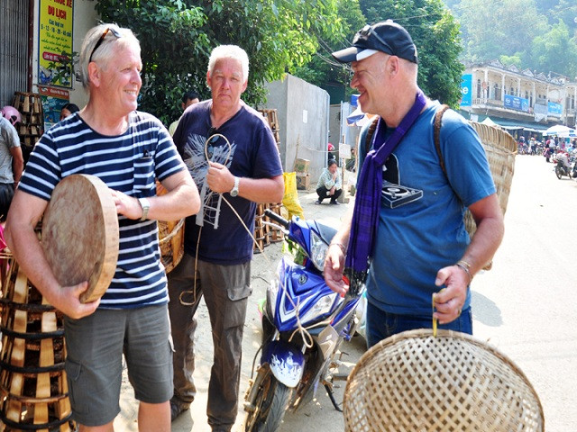 Chợ phiên vùng cao thu hút khách du lịch nước ngoài đến trải nghiệm và khám phá.(Ảnh Thái Bình)