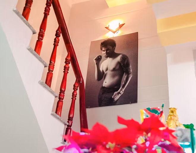 Lối đi lên tầng trong nhà của nam ca sĩ.