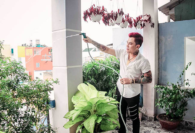 Lâm Chấn Huy từng tự nấu ăn, ăn cơm một mình trong ngôi nhà tại TP Hồ Chí Minh.