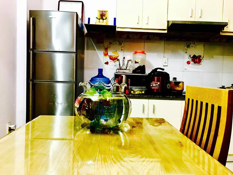 Mới đây, nam ca sĩ Lâm Chấn Huy gây chú ý khi tổ chức đám cưới giản dị ở quê nhà với vợ 9x. Trước khi kết hôn, Lâm Chấn Huy sống trong ngôi nhà bề thế ở TP. HCM ước tính có giá khoảng 5 tỉ đồng. Trước khi cưới vợ, nam ca sĩ cũng tiết lộ việc sửa sang lại ngôi nhà.