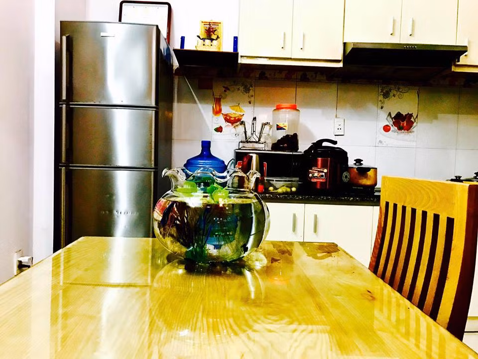 Mới đây, nam ca sĩ Lâm Chấn Huy gây chú ý khi tổ chức đám cưới giản dị ở quê nhà với vợ 9x. Trước khi kết hôn, Lâm Chấn Huy sống trong ngôi nhà bề thế ở TP. HCM ước tính có giá khoảng 5 tỉ đồng. Trước khi cưới vợ, nam ca sĩ cũng tiết lộ việc sửa sang lại ngôi nhà.