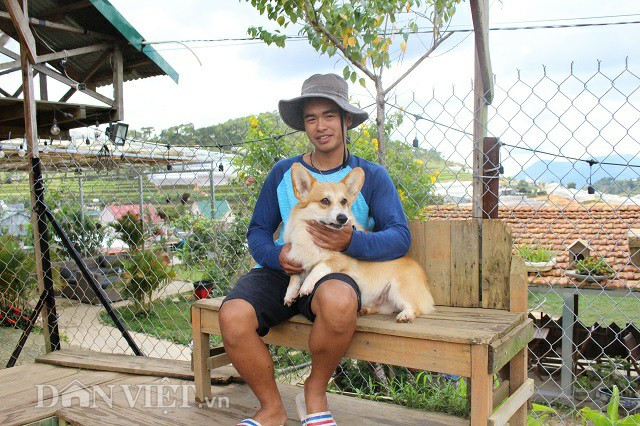 Minh Trí bên chú chó cưng giống Corgy có giá đắt nhất trại, giá dao động từ 3.000 - 4.000 USD.