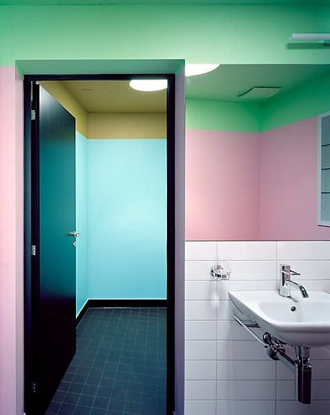 Bạn có thể kết hợp các mảng màu trong phòng tắm tùy theo ý muốn.