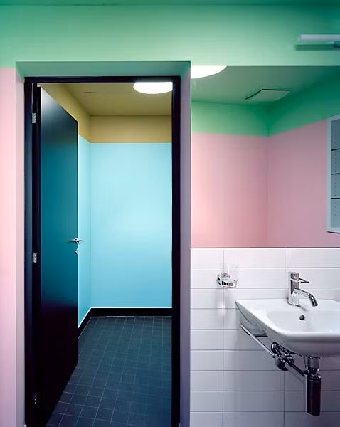 Bạn có thể kết hợp các mảng màu trong phòng tắm tùy theo ý muốn.