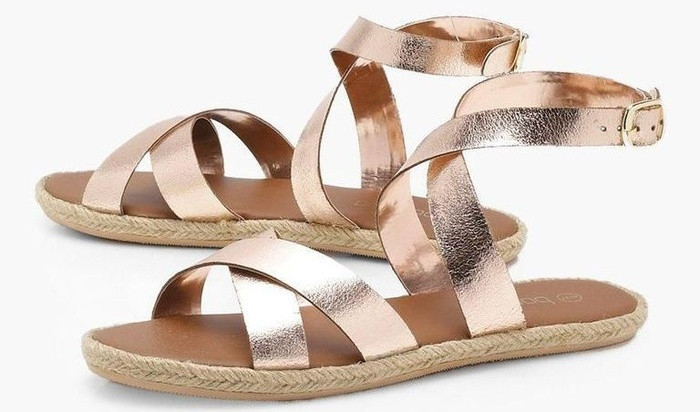 Sandal Một trong những phụ kiện không thể thiếu của nàng sinh viên là đôi sandal thoải mái. Đôi sandal phù hợp để bạn mang khi đi tới trường học, du lịch, dạo phố hay các cuộc trò chuyện thân mật với bạn bè. Bạn có thể thoải mái với các trang phục tùy thích.