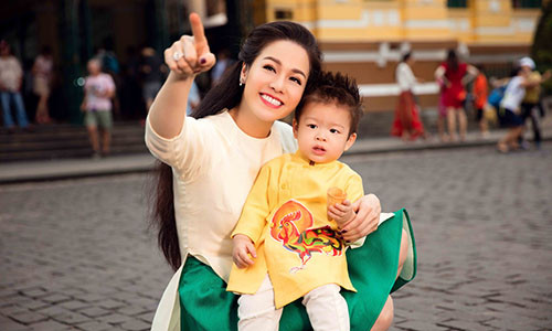 Nhật Kim Anh và con trai.