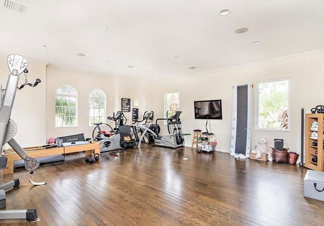 Bên trong phòng tập thể dục của biệt thự.