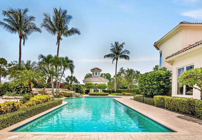 Theo tờ The Sun, trong biệt thự này có phòng chiếu phim, hồ bơi, phòng spa để giúp nó trở thành một nơi nghỉ dưỡng thực thụ.