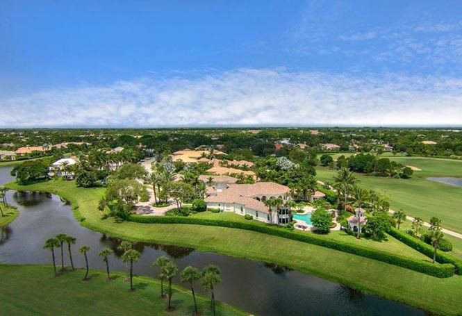 Đáng chú ý, biệt thự này trải dài bên cạnh sân golf của CLB BallenIsles Country ở quận Palm Beach.
