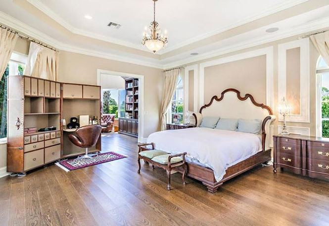 Trong căn biệt thự có 6 phòng ngủ gồm 2 phòng chính và 4 phòng dành cho khách. Tất cả đều được bố trí như phòng của khách sạn 5 sao.