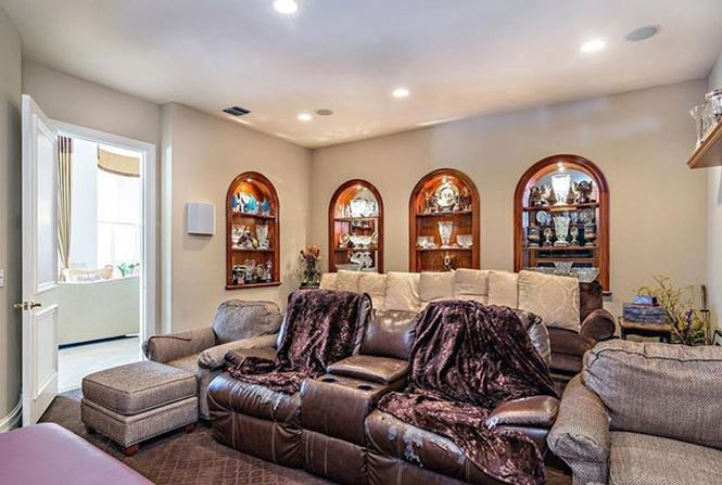 Các danh hiệu của cô chị nhà Williams được trưng bày trên các bức tường của phòng chiếu phim.