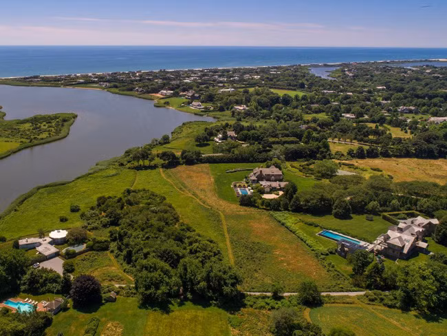7. 719 Ocean Road, Bridgehampton - Giá: 22,7 triệu USD Nằm trên diện tích đất gần 1,7 hecta, bao gồm hơn 100m trước bờ biển Bridgehampton, dinh thự này có 2 phòng ngủ và 2 phòng tắm.