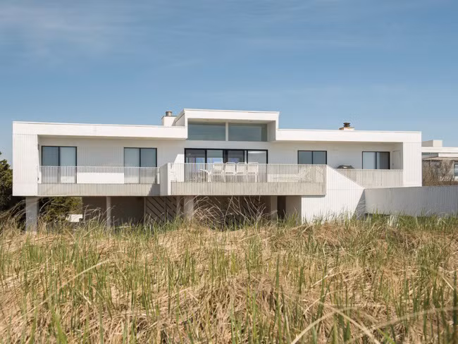 8. 79 Surfside Drive, Bridgehampton - Giá: 18,8 triệu USD Có diện tích 185 m2, dinh thự trước biển này sở hữu thiết kế hiện đại với 4 phòng ngủ, 2 phòng tắm. Tại đây còn có bể bơi nước nóng.
