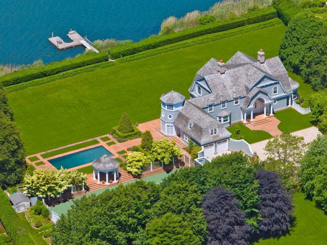 9. Mecox Bayfront, Water Mill - 18,75 triệu USD Nhìn ra vịnh Mecox, dinh thự xa xỉ này có khung cảnh trong mơ với 1 sân tennis, các khu vườn, nhà vườn, bãi cỏ và tháp ngắm cảnh. Nằm trên diện tích 1,86 hecta, căn nhà có diện tích sử dụng hơn 560 m2 với 7 phòng ngủ, 5 phòng tắm.