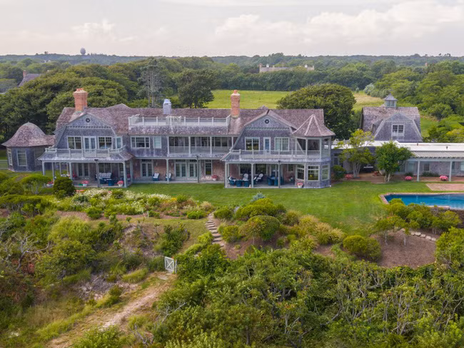 1. 290 Further Lane, East Hampton - Giá 40 triệu USD Dinh thự đắt nhất tại Hamptons được bán trong năm qua vừa có hướng nhìn 360 độ ra biển, vừa bao quanh bởi vườn tược và cảnh quan thiên nhiên. Ngoài 9 phòng ngủ và 7,5 phòng tắm, căn nhà còn có phòng spa với bồn tắm nóng và bể bơi.