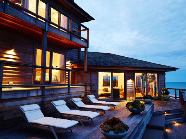 6. 240 Old Montauk Highway, Montauk - Giá: 22,8 triệu USD Dinh thự này, nằm trên diện tích đất gần 1 hecta, có phần sân hiên rộng hướng ra biển, là nơi lý tưởng cho các kỳ nghỉ.