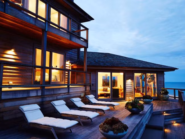 6. 240 Old Montauk Highway, Montauk - Giá: 22,8 triệu USD Dinh thự này, nằm trên diện tích đất gần 1 hecta, có phần sân hiên rộng hướng ra biển, là nơi lý tưởng cho các kỳ nghỉ.