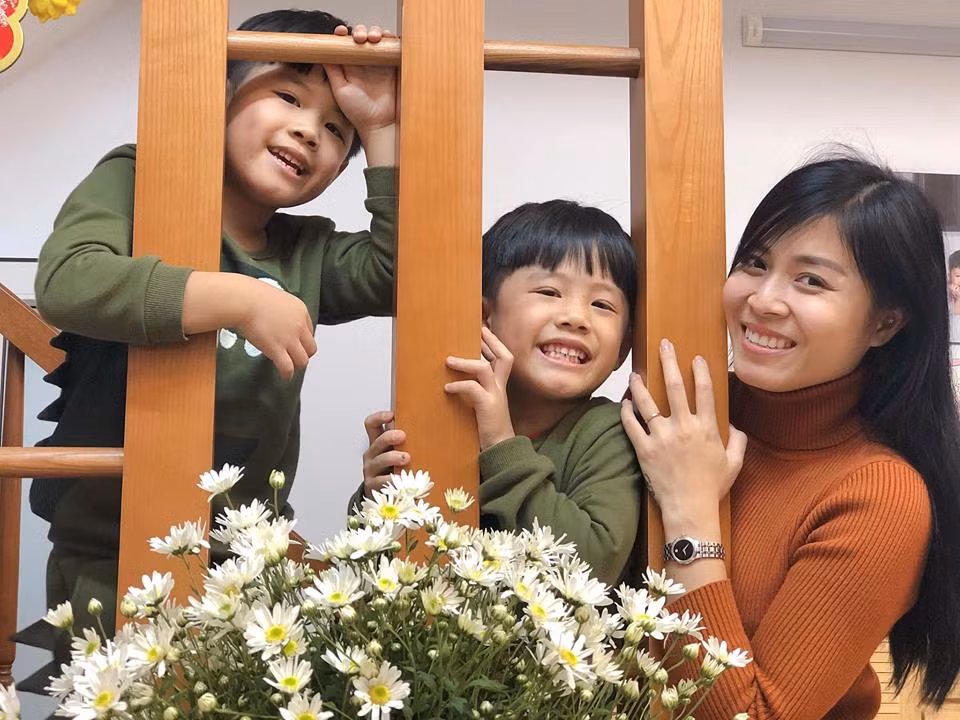 Sau khi án hôn nhân lần 2 đổ vỡ, cuối tháng 11 vừa qua, MC Hoàng Linh và hôn phu Trần Mạnh Hùng đã chính thức kết bạn trở lại với nhau trên Facebook. Sau hơn 3 tuần "cạch mặt" không nói chuyện, hiện cả hai đã "lãng mạn hóa" quan hệ bằng những khoảnh khắc tình tứ trên trang cá nhân.