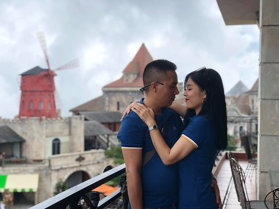 Bên cạnh những bức ảnh chụp chung với người thân, cặp đôi Linh - Hùng thường xuyên "đánh quả lẻ" bằng khoảnh khắc ngọt ngào thế này đây.