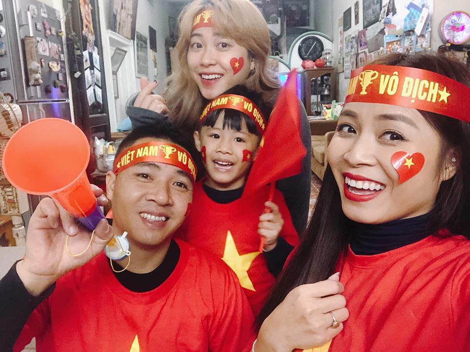 Trước đó, tại chung kết AFF Cup 2018, cả gia đình Hoàng Linh đã mặc áo cờ đỏ sao vàng để sẵn sàng đi bão khi Việt Nam thắng trận.