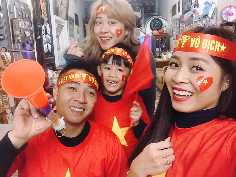 Trước đó, tại chung kết AFF Cup 2018, cả gia đình Hoàng Linh đã mặc áo cờ đỏ sao vàng để sẵn sàng đi bão khi Việt Nam thắng trận.