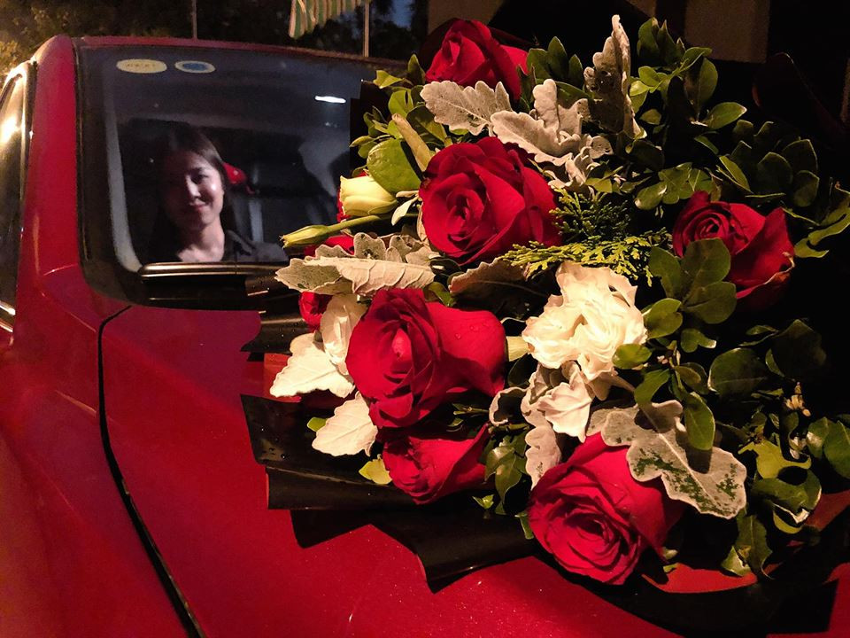 Đúng là người chụp có tâm mà. Phía trước là hoa, hậu cảnh cũng tình thật đấy.